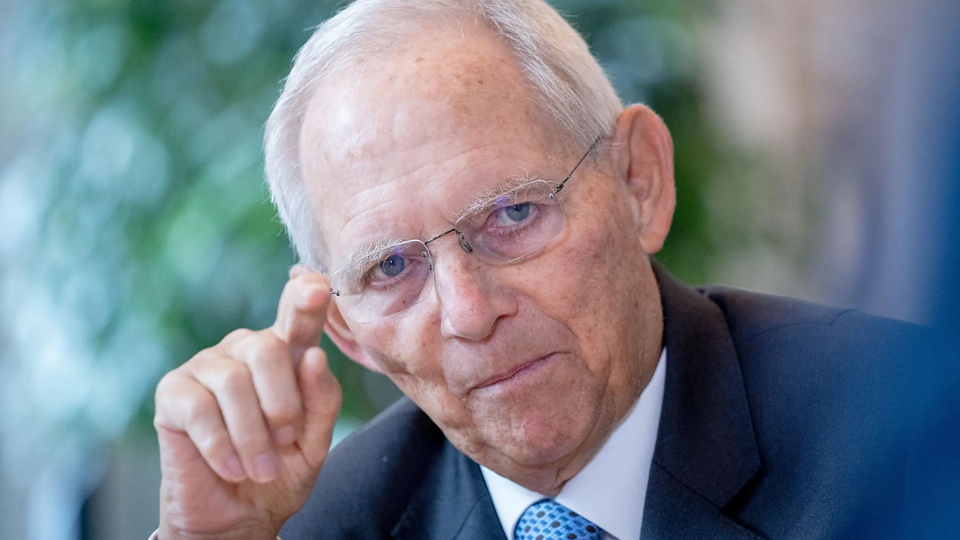 ARCHIV - 23.06.2021, Berlin: Wolfgang Schäuble (CDU), Bundestagspräsident, in einem Interview mit der Deutschen Presse-Agentur. Er sieht keine Benachteiligung mehr für Frauen in der heutigen Politik. (zu dpa: «Schäuble: Frauen haben es in der Politik heute nicht mehr schwerer») Foto: Kay Nietfeld/dpa +++ dpa-Bildfunk +++