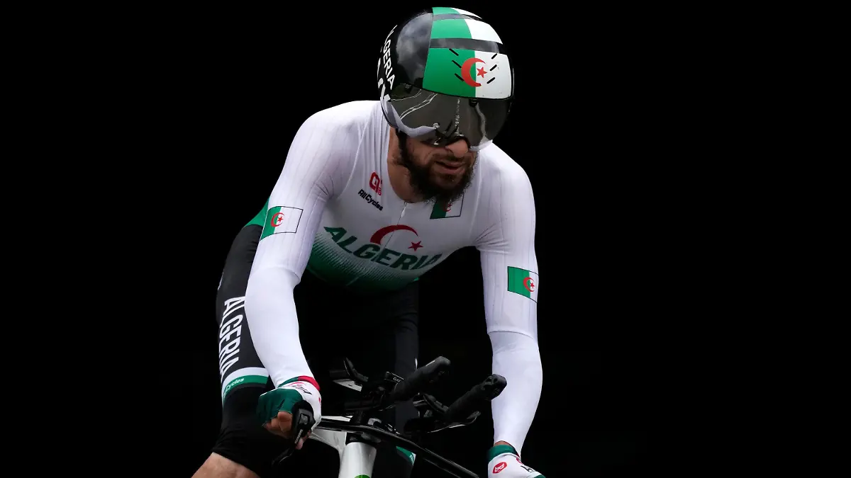 28.07.2021, Japan, Oyama: Azzedine Lagab aus Algerien radelt beim Einzelzeitfahren der Männer bei den Olympischen Sommerspielen 2020 in Oyama. Lagab hat auf die rassistische Entgleisung des deutschen Rad-Sportdirektors Patrick Moster reagiert. «Nun, es gibt kein Kamelrennen bei Olympia, deshalb betreibe ich Radsport. Wenigstens war ich in Tokio dabei», schrieb Lagab auf Twitter. (zu dpa: «Algerischer Radsportler zu Moster: «Kein Kamelrennen bei Olympia»») (Wiederholung mit verändertem Bildausschnitt) Foto: Christophe Ena/AP/dpa +++ dpa-Bildfunk +++