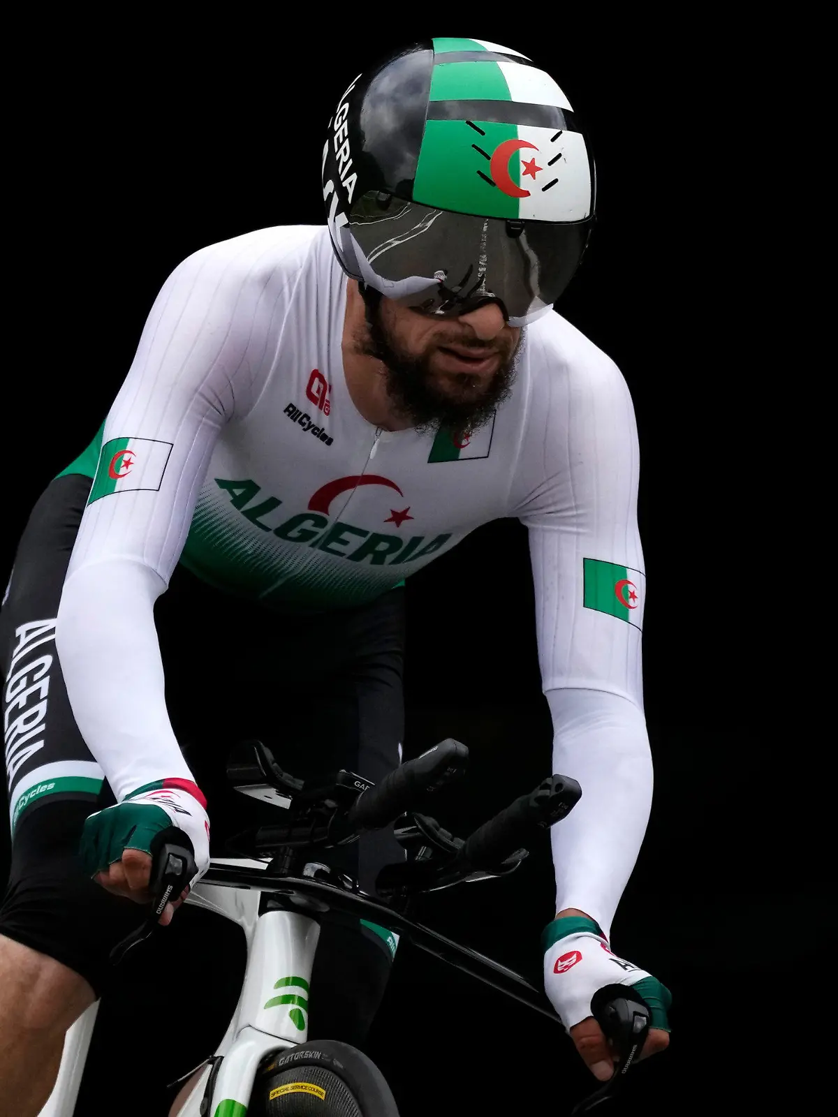 28.07.2021, Japan, Oyama: Azzedine Lagab aus Algerien radelt beim Einzelzeitfahren der Männer bei den Olympischen Sommerspielen 2020 in Oyama. Lagab hat auf die rassistische Entgleisung des deutschen Rad-Sportdirektors Patrick Moster reagiert. «Nun, es gibt kein Kamelrennen bei Olympia, deshalb betreibe ich Radsport. Wenigstens war ich in Tokio dabei», schrieb Lagab auf Twitter. (zu dpa: «Algerischer Radsportler zu Moster: «Kein Kamelrennen bei Olympia»»)  (Wiederholung mit verändertem Bildausschnitt) Foto: Christophe Ena/AP/dpa +++ dpa-Bildfunk +++
