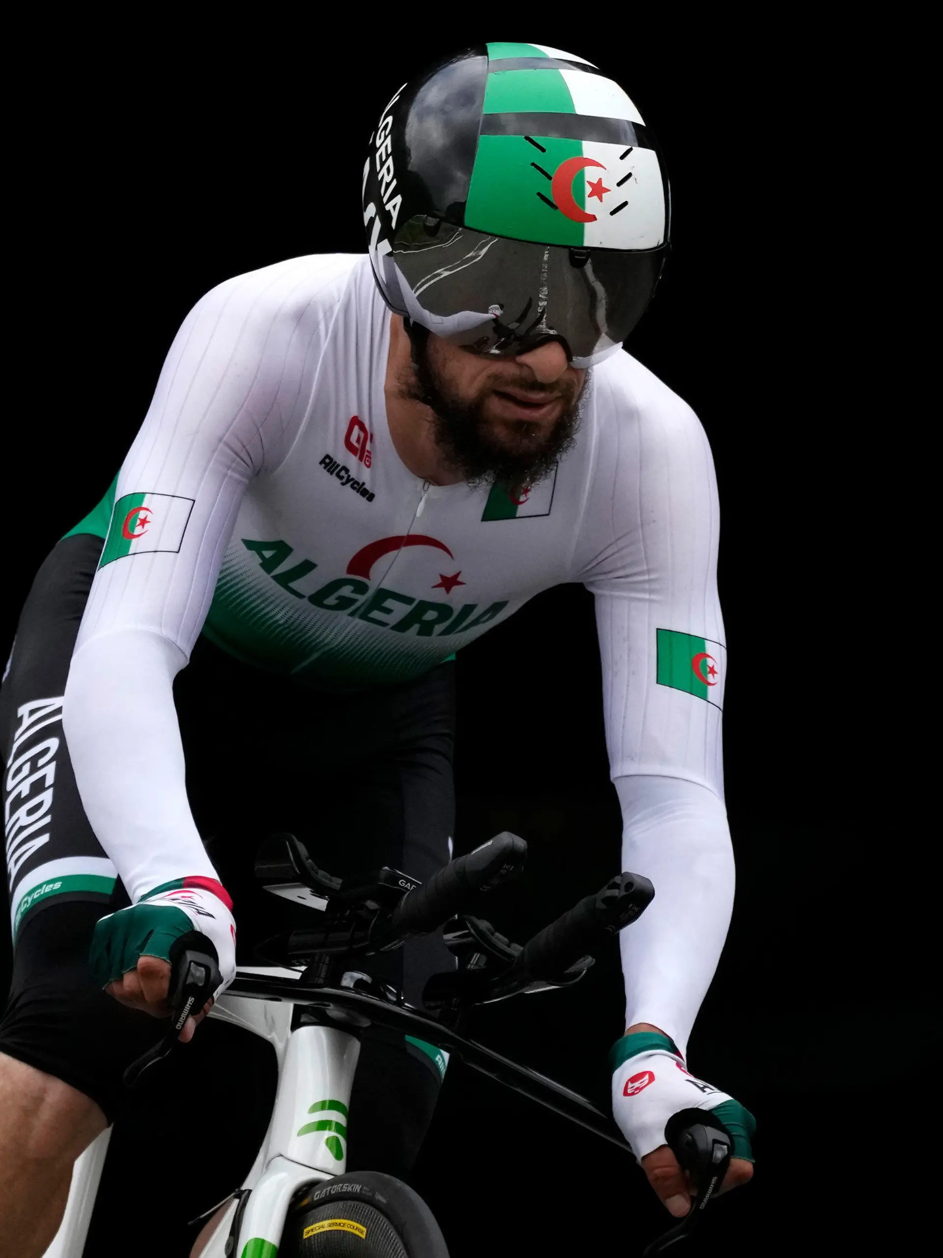 28.07.2021, Japan, Oyama: Azzedine Lagab aus Algerien radelt beim Einzelzeitfahren der Männer bei den Olympischen Sommerspielen 2020 in Oyama. Lagab hat auf die rassistische Entgleisung des deutschen Rad-Sportdirektors Patrick Moster reagiert. «Nun, es gibt kein Kamelrennen bei Olympia, deshalb betreibe ich Radsport. Wenigstens war ich in Tokio dabei», schrieb Lagab auf Twitter. (zu dpa: «Algerischer Radsportler zu Moster: «Kein Kamelrennen bei Olympia»»)  (Wiederholung mit verändertem Bildausschnitt) Foto: Christophe Ena/AP/dpa +++ dpa-Bildfunk +++
