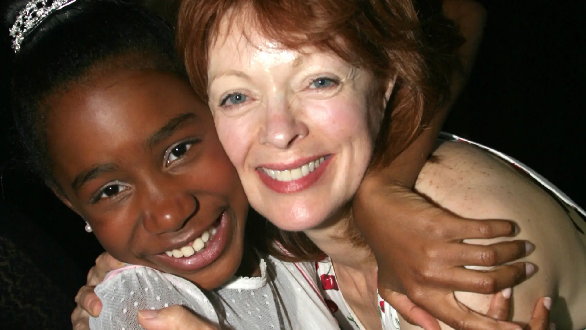 Kianna Underwood und Schauspielerin Frances Fisher während der Premiere von Hairspray in Los Angeles im Jahr 2004.