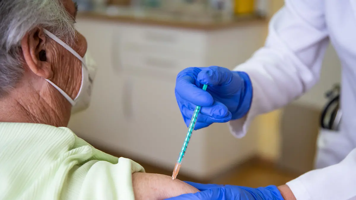 30.03.2021, Baden-Württemberg, Pforzheim: Nicola Buhlinger-Göpfarth (r), Fachärztin für Allgemeinmedizin, impft in ihrer Praxis eine Patientin gegen das Coronavirus. Dabei wird der Impfstoff von Biontech/Pfizer genutzt. Foto: Christoph Schmidt/dpa +++ dpa-Bildfunk +++