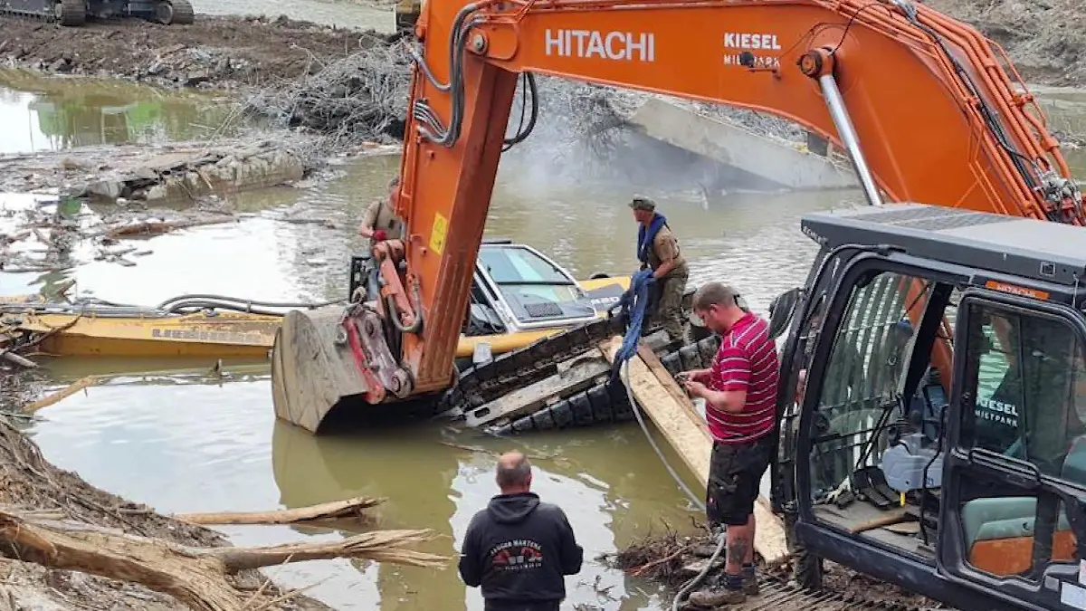 Ein Bagger kippte während der Bergungsarbeiten zur Seite. Verletzt wurde bei diesem Unfall zum Glück niemand.