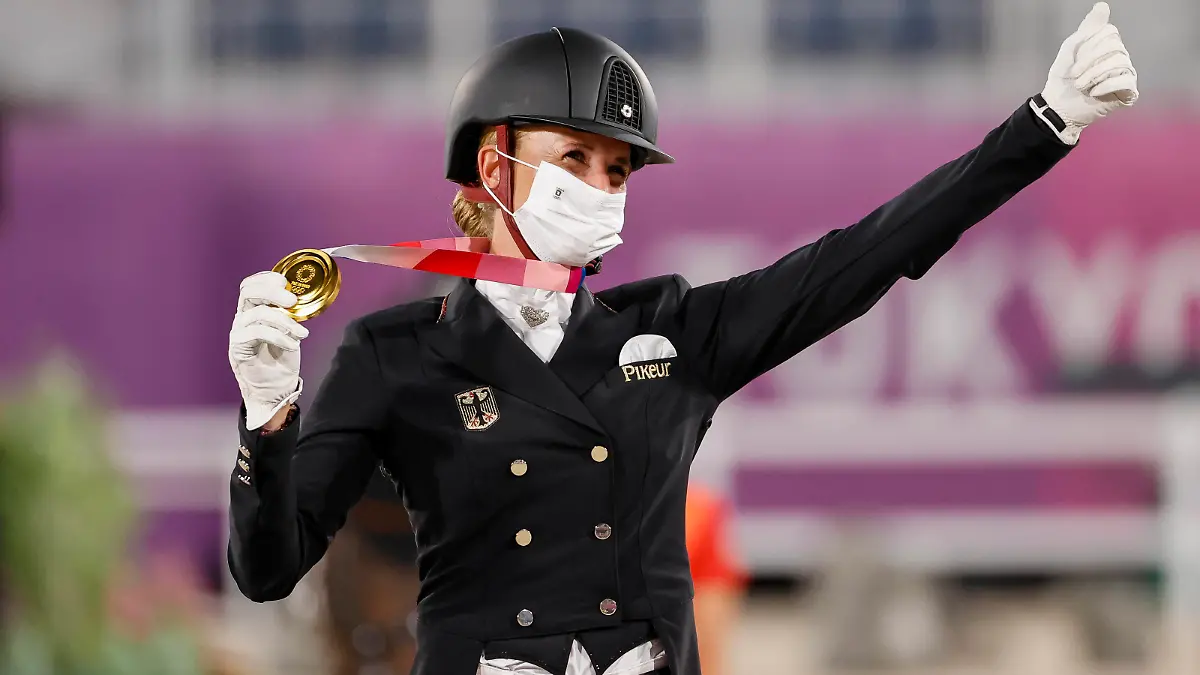 TOKYO - Olympische Spiele / Olympic Games, Olympische Spiele, Olympia, OS 2021, TOKYO - Olympische Spiele / Olympic Games 2021 von BREDOW-WERNDL Jessica GER Grand Prix Kür / Freestyle Medaillenvergabe Einzelentscheidung / Medal ceremony Individual Tokio, Equestrian Park 28. July 2021 - *** TOKYO Olympic Games Olympic Games 2021, TOKYO Olympic Games Olympic Games 2021 von BREDOW WERNDL Jessica GER Grand Prix Freestyle Medal Ceremony Individual Tokyo, Equestrian Park 28 July 2021 