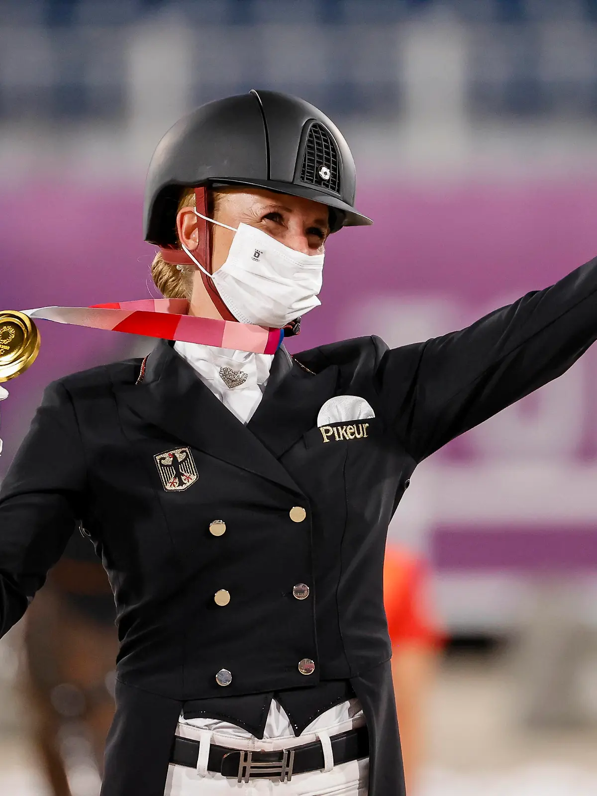 TOKYO - Olympische Spiele / Olympic Games, Olympische Spiele, Olympia, OS 2021, TOKYO - Olympische Spiele / Olympic Games 2021 von BREDOW-WERNDL Jessica GER Grand Prix Kür / Freestyle Medaillenvergabe Einzelentscheidung / Medal ceremony Individual Tokio, Equestrian Park 28. July 2021 - *** TOKYO Olympic Games Olympic Games 2021, TOKYO Olympic Games Olympic Games 2021 von BREDOW WERNDL Jessica GER Grand Prix Freestyle Medal Ceremony Individual Tokyo, Equestrian Park 28 July 2021 