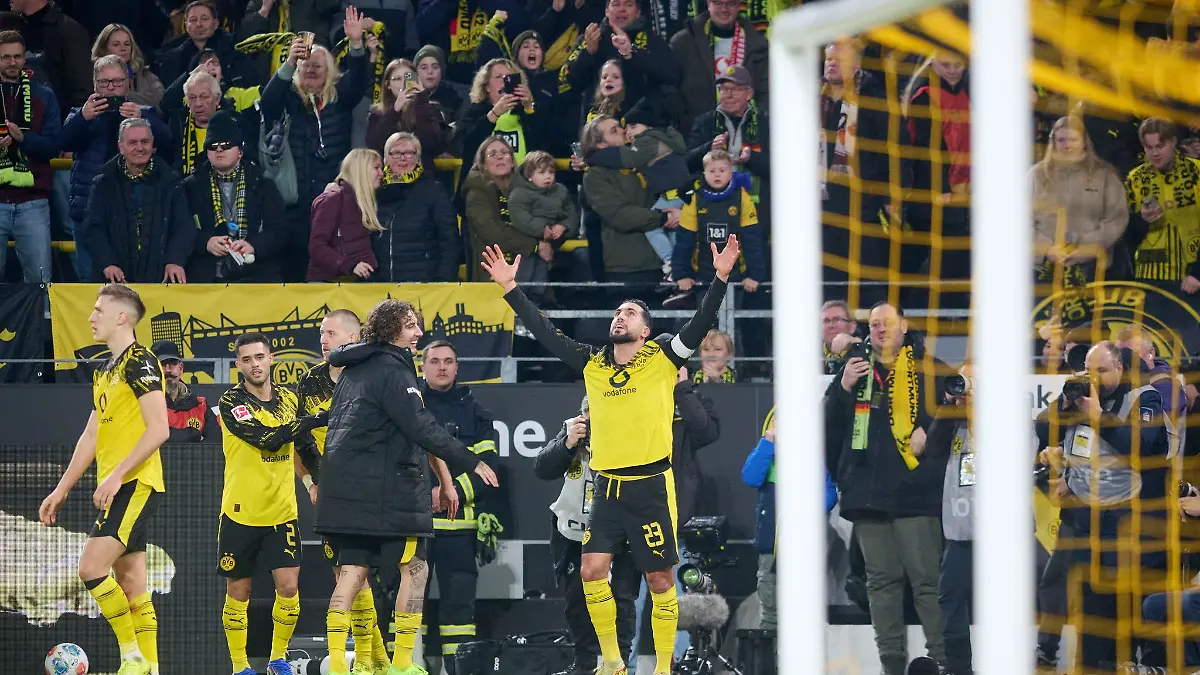 BVB-Kapitän Emre scheint sich bei höheren Mächten für die effiziente BVB-Ausbeute zu bedanken