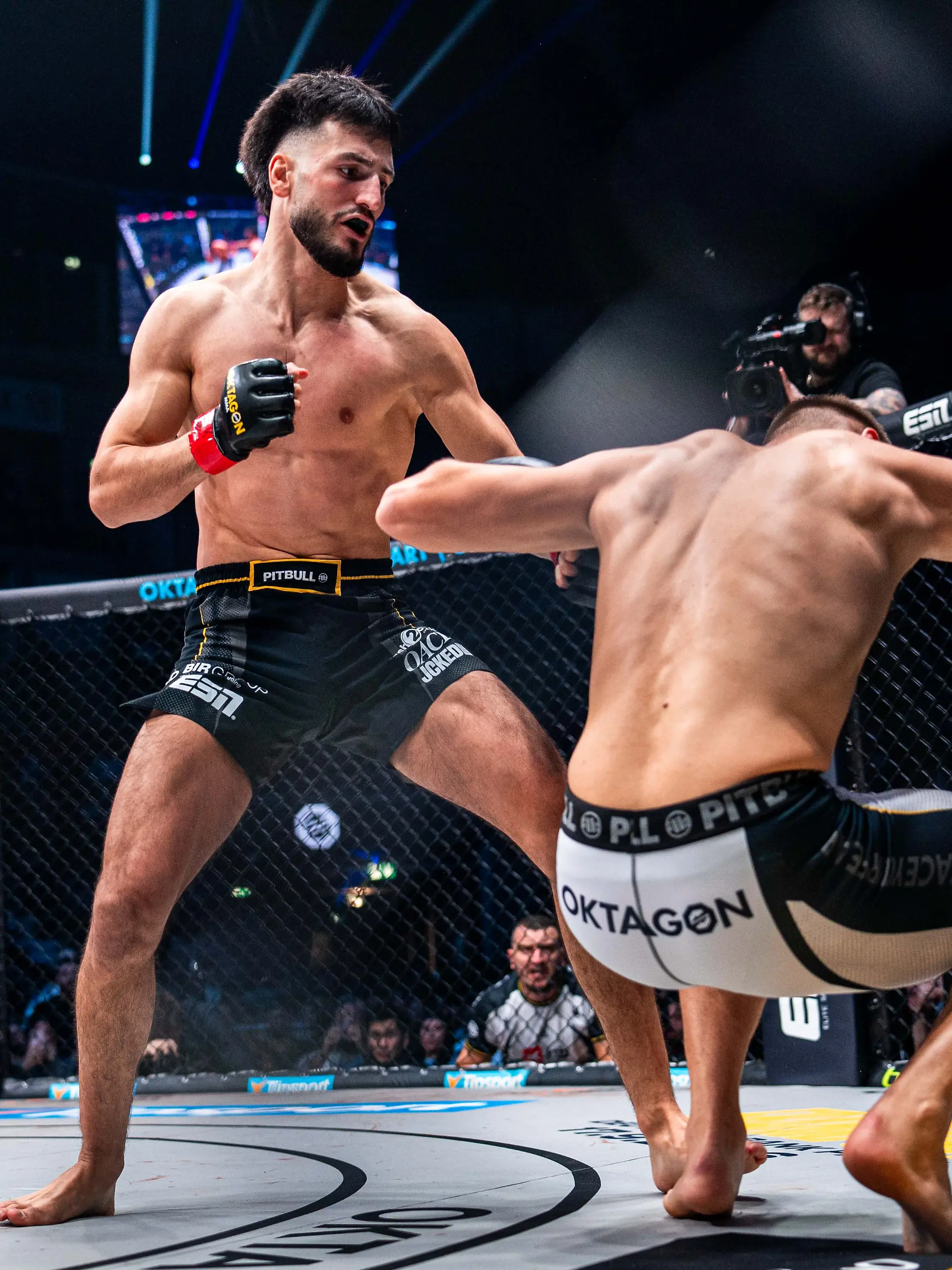Bild zu: "DFB-Stars sehen nächste Show von MMA-Kämpfer Dulatov!"