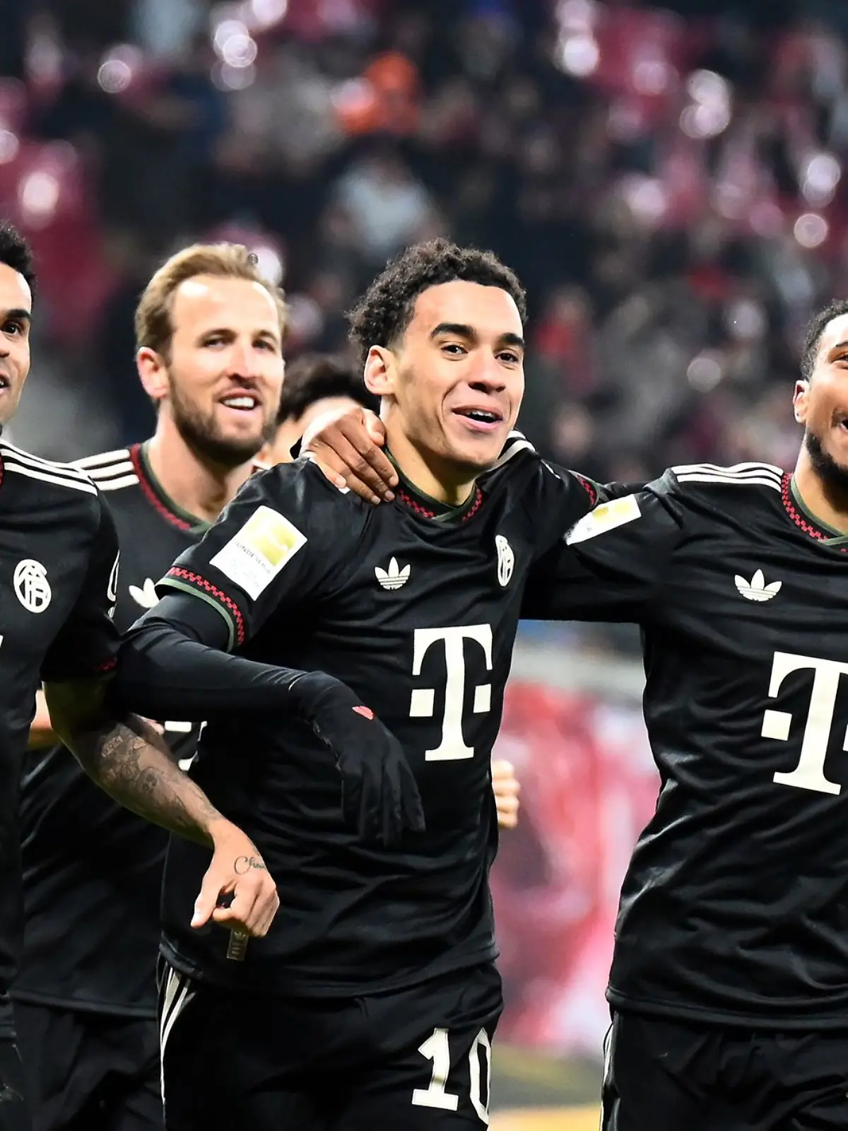 Bild zu: "Kane will März-Meisterschaft - Bayern schweben über der Liga"