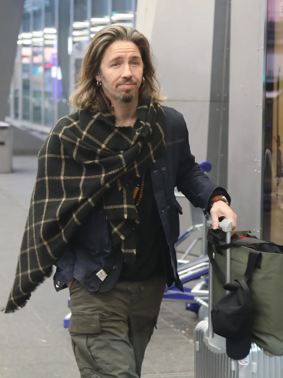 Gil Ofarim bei seiner Ankunft am Frankfurter Flughafen.