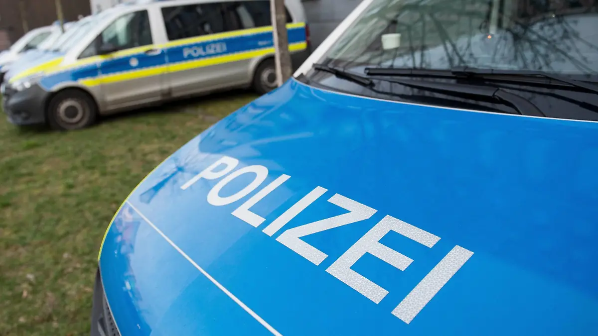 Prozess gegen Ali Bashar 12.03.2019 Wiesbaden x1x Gerichtsverhandlung gegen Ali Bashar vor dem Landgericht. Der Angeklagte Ali Bashar ist ein abgelehnter Asylbewerber aus dem Irak, der am 23.05.2018 die damals 14 jährigen Susanna Feldmann aus Mainz ermordet haben soll. Im Bild: Schriftzug - Polizei- auf einem Fahrzeug am Gebäude. Wiesbaden Wiesbaden Hessen Germany *** Trial against Ali Bashar 12 03 2019 Wiesbaden x1x Trial against Ali Bashar before the Regional Court The accused Ali Bashar is a rejected asylum seeker from Iraq who is said to have murdered the then 14-year-old Susanna Feldmann from Mainz on 23 05 2018 In the picture Police lettering on a vehicle at the Wiesbaden Wiesbaden building Hesse Germany  