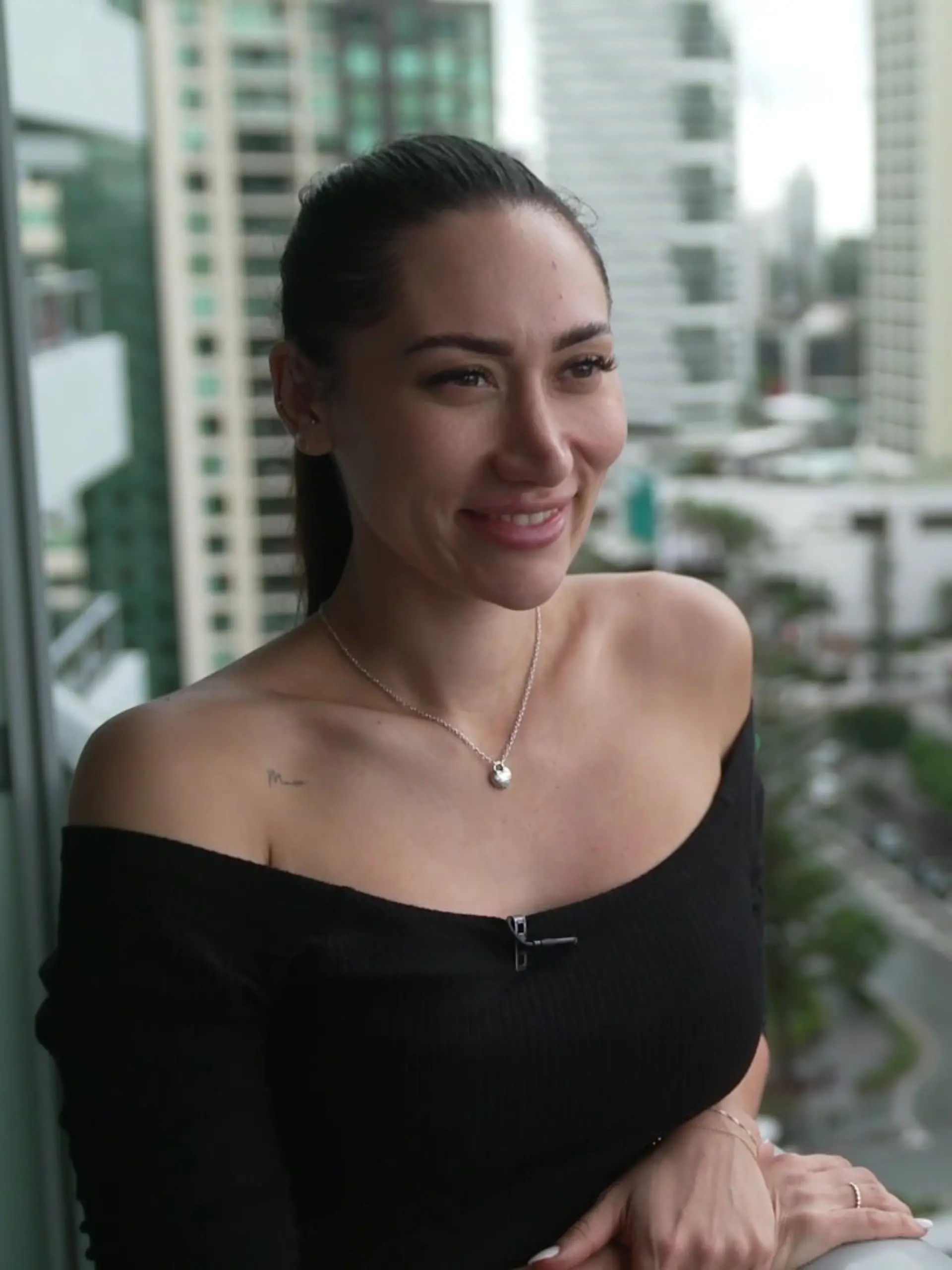 Samira ist in ihrem Hotelzimmer in Australien angekommen.