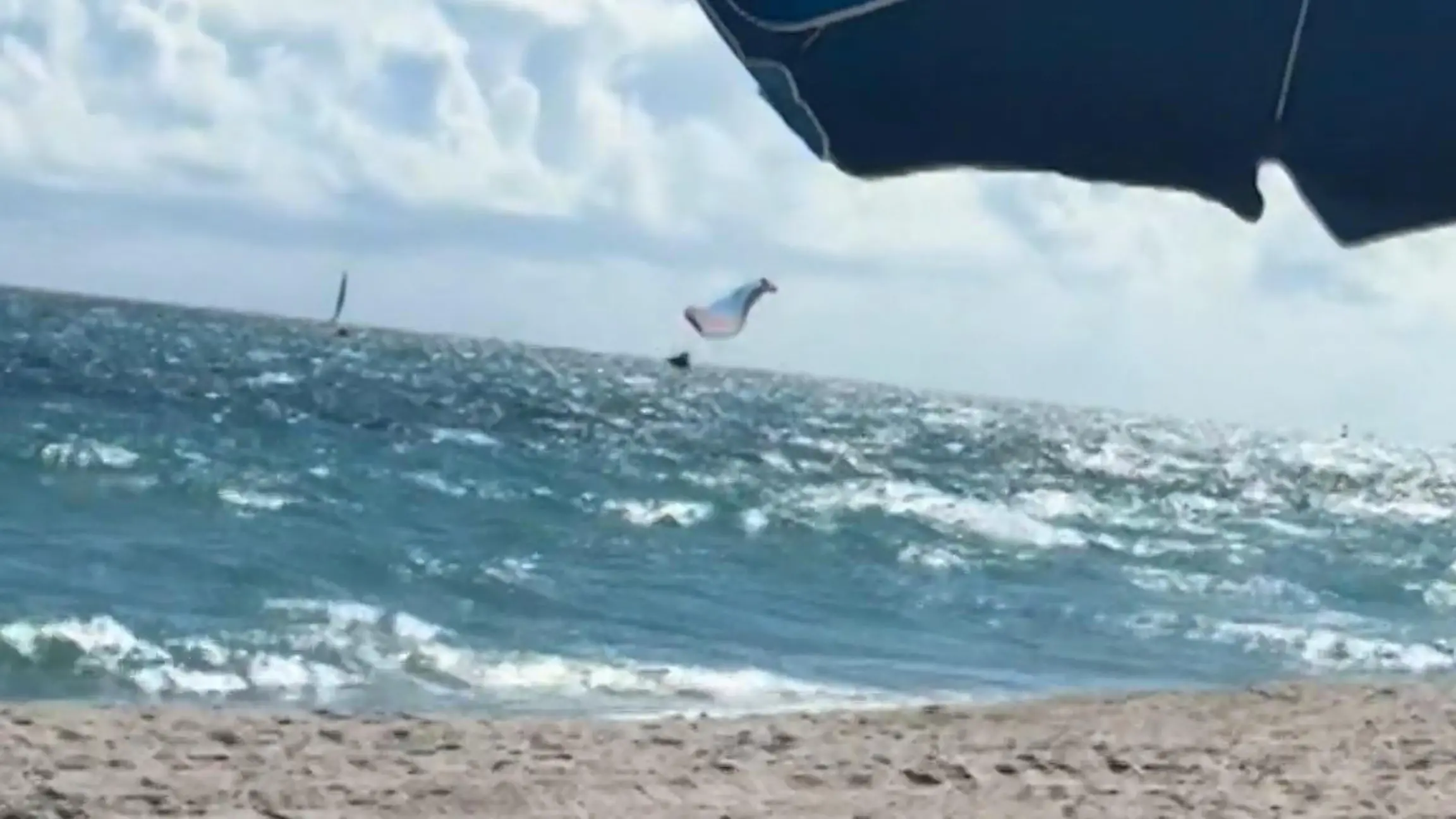150 Meter freier Fall! Paraglider kracht vor Strandbesuchern ins Meer Dramatischer Absturz in Florida