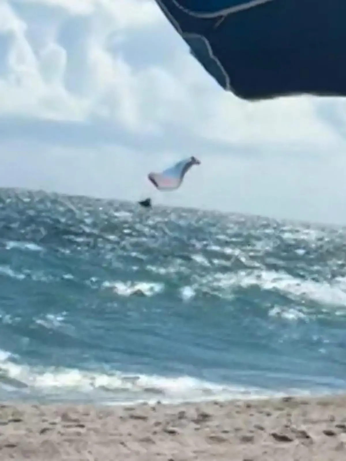 Bild zu: "150 Meter freier Fall! Paraglider kracht vor Strandbesuchern ins Meer"