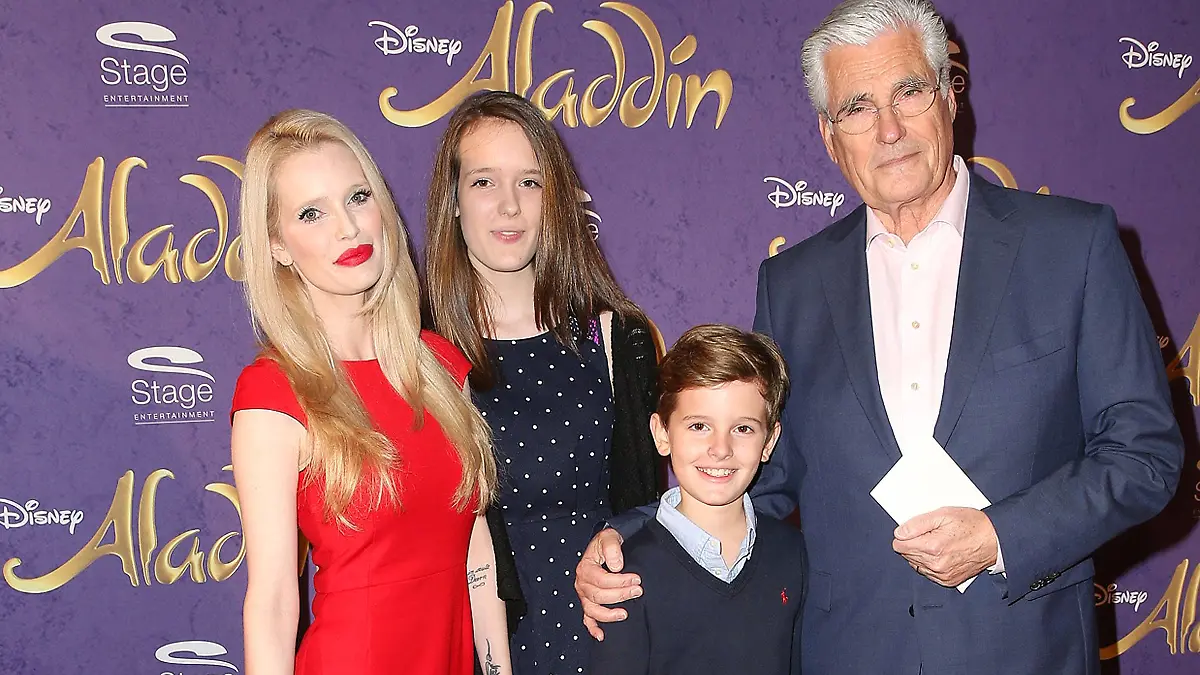 Sky und Mirja Du Mont mit ihren Kindern Tara und Fayn bei der Premiere vom Disney Musical Aladdin am