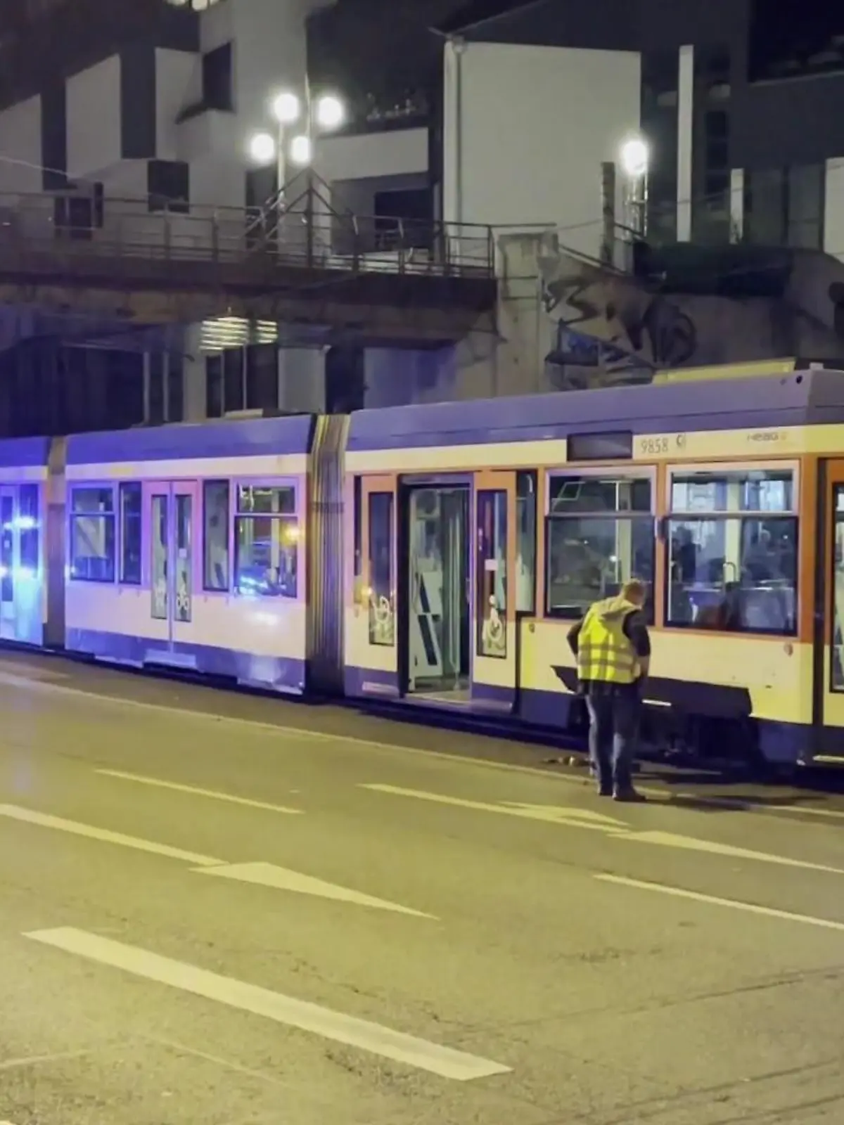 Darmstadt: Die Straßenbahn war nach dem Unfall aus den Gleisen gesprungen.