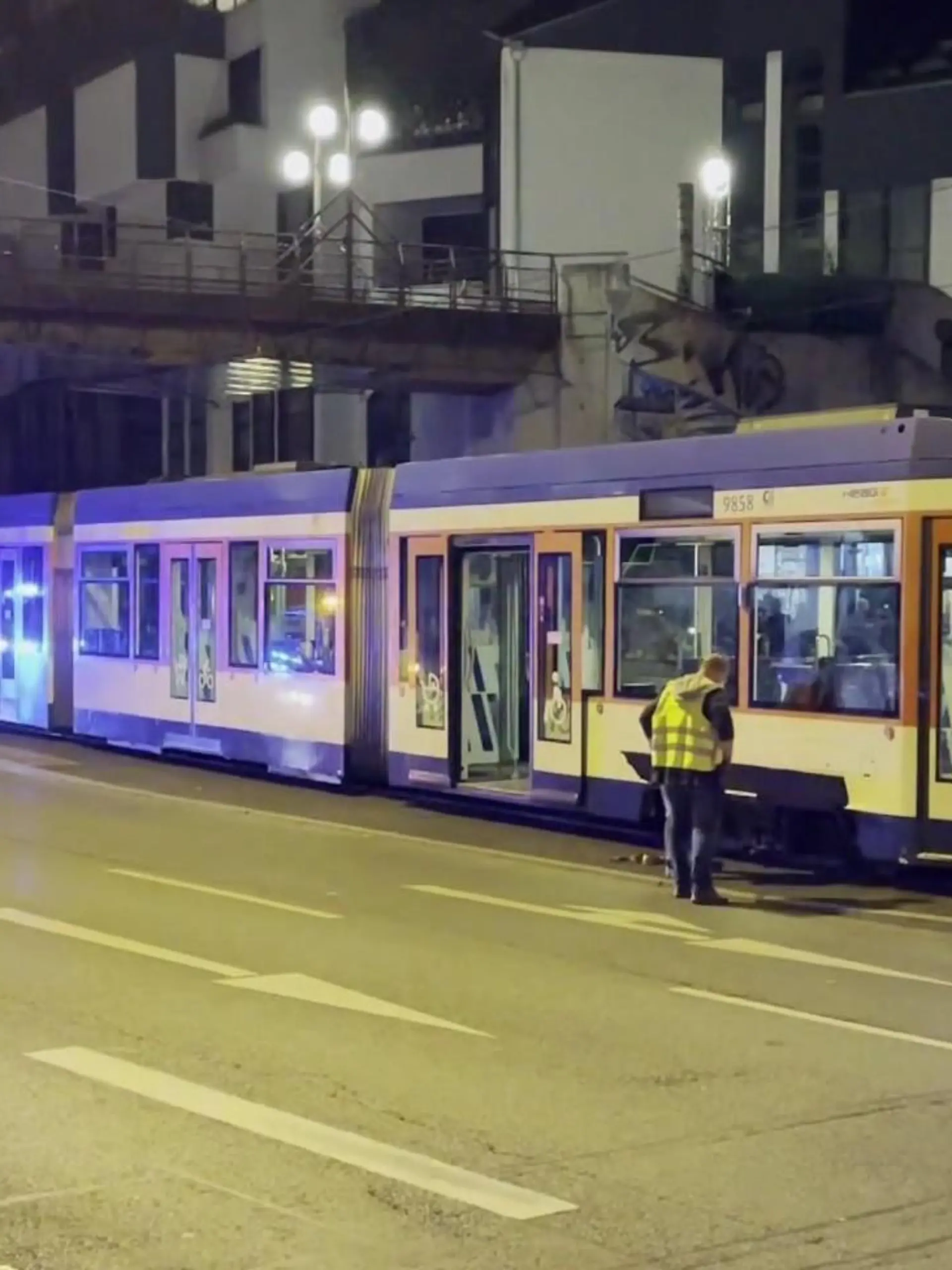 Darmstadt: Die Straßenbahn war nach dem Unfall aus den Gleisen gesprungen.