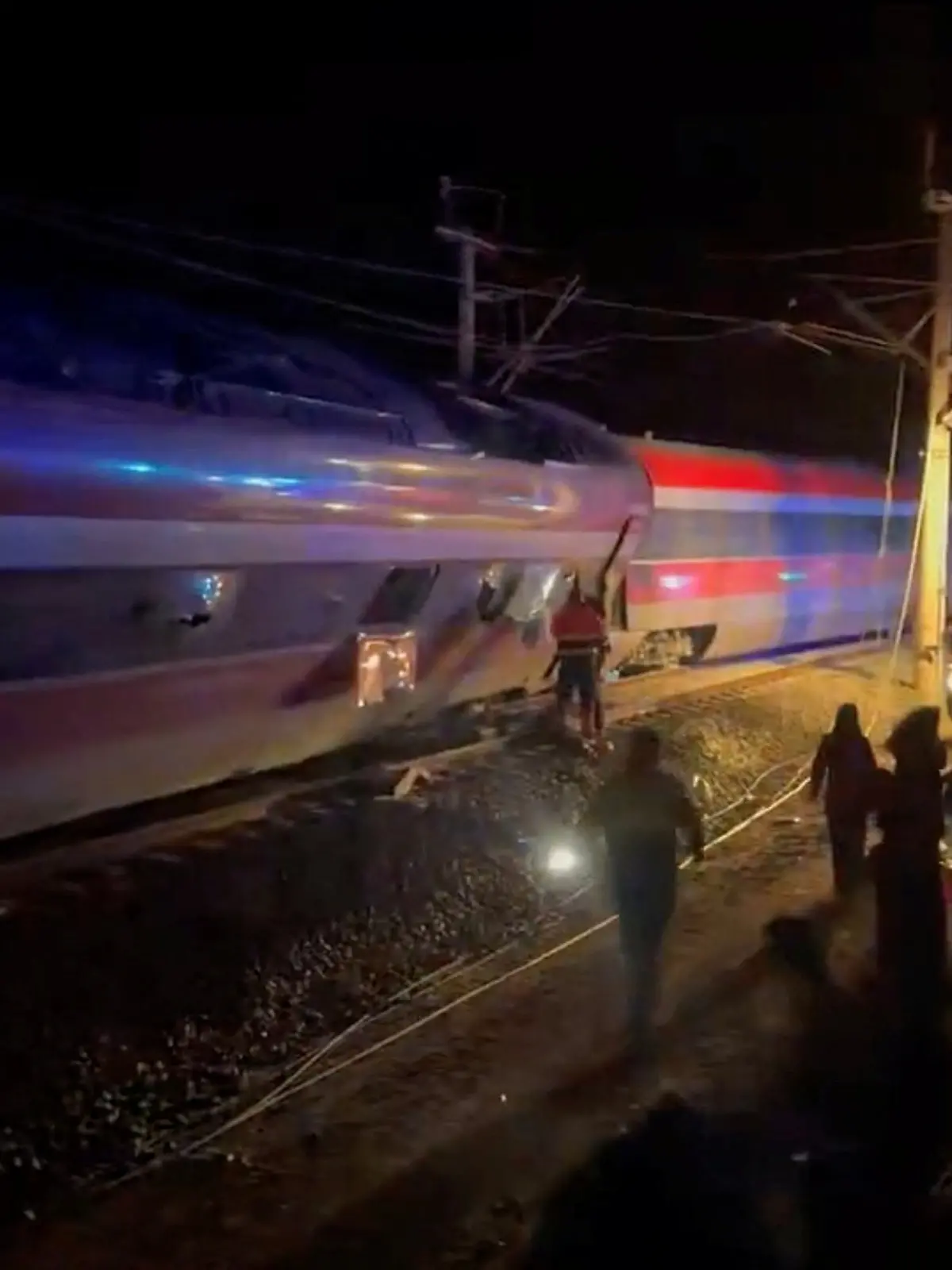 Bei einem schweren Eisenbahnunglück sind im Süden Spaniens mindestens 21 Menschen ums Leben gekommen.