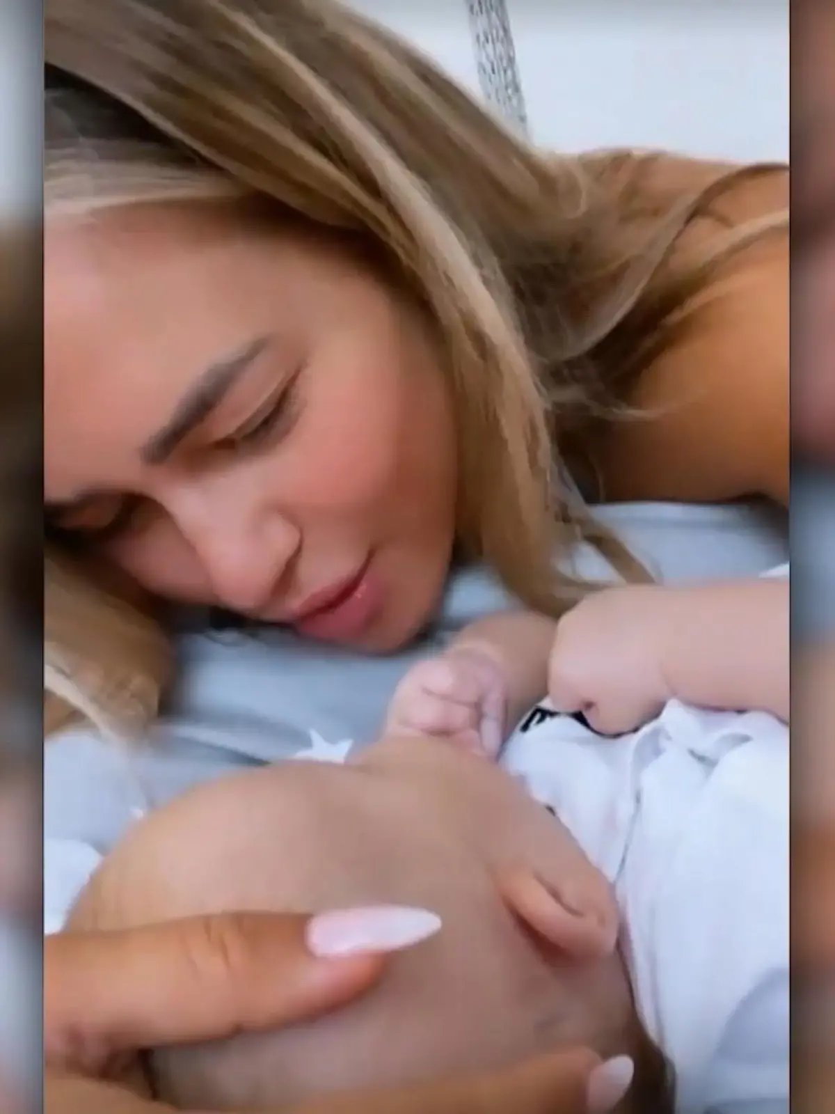 Jessica Paszka "unterhält sich" mit Tochter Hailey-Su.