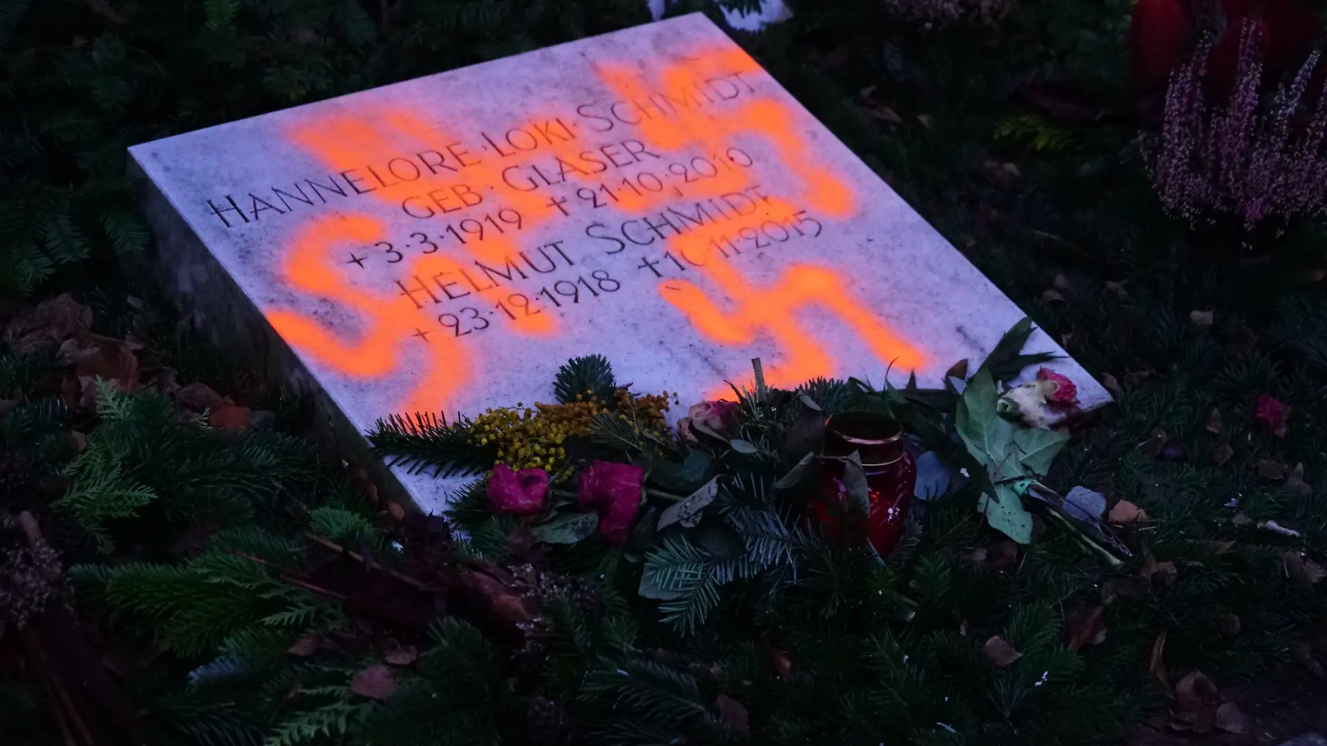 Hakenkreuzschmierereien auf dem Grabstein von Loki und Helmut Schmidt auf dem Friedhof Hamburg Ohlsdorf