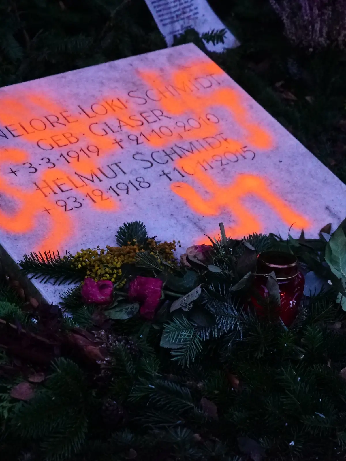 Hakenkreuzschmierereien auf dem Grabstein von Loki und Helmut Schmidt auf dem Friedhof Hamburg Ohlsdorf