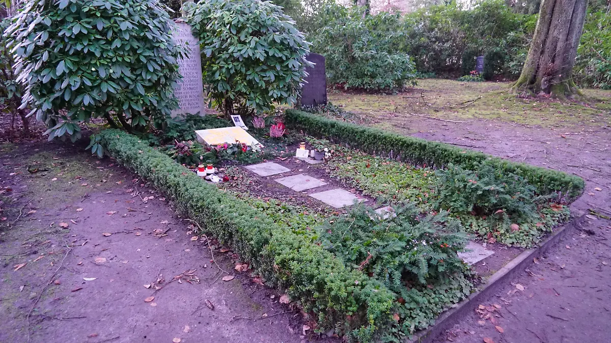 Hakenkreuzschmierereien auf dem Grabstein von Loki und Helmut Schmidt auf dem Friedhof Hamburg Ohlsdorf