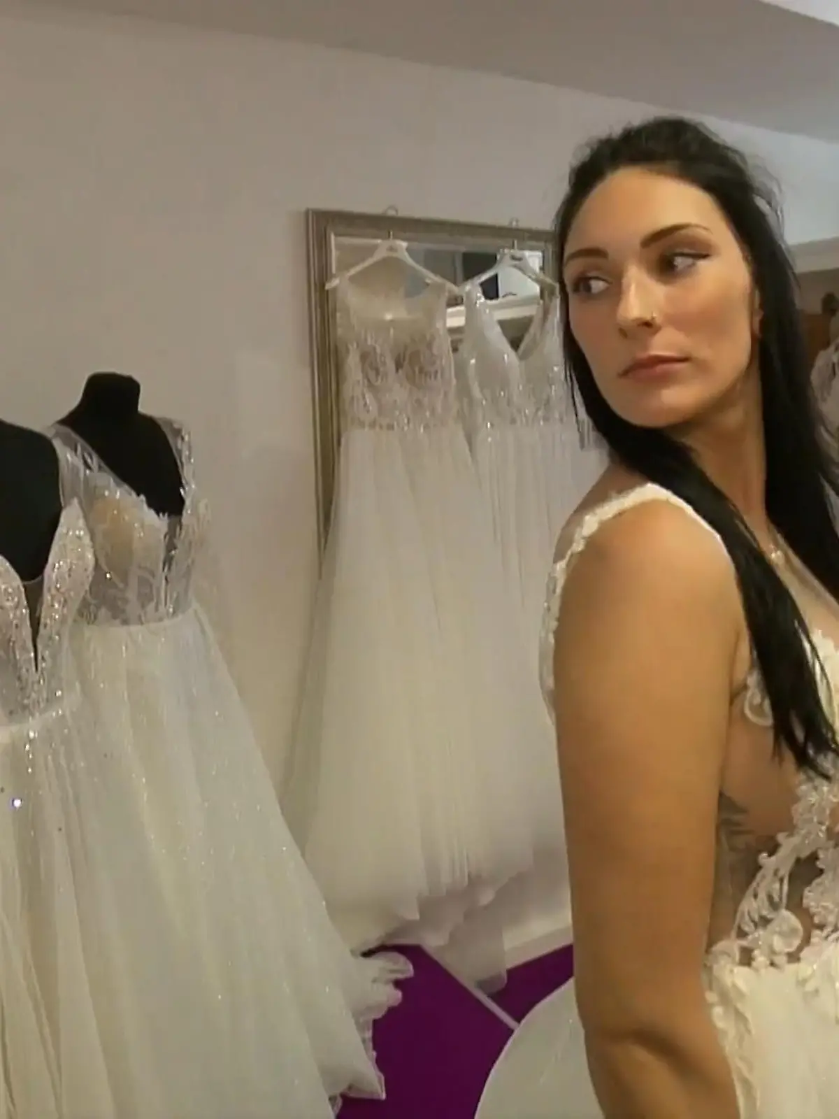 Bild zu: "Gibt Braut Kathleen einem Brautkleid ihr Ja-Wort?"