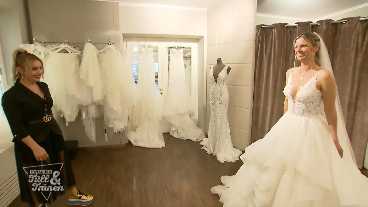 Bringt der extravagante Tüll die Entscheidung? Wandelbares Designerkleid