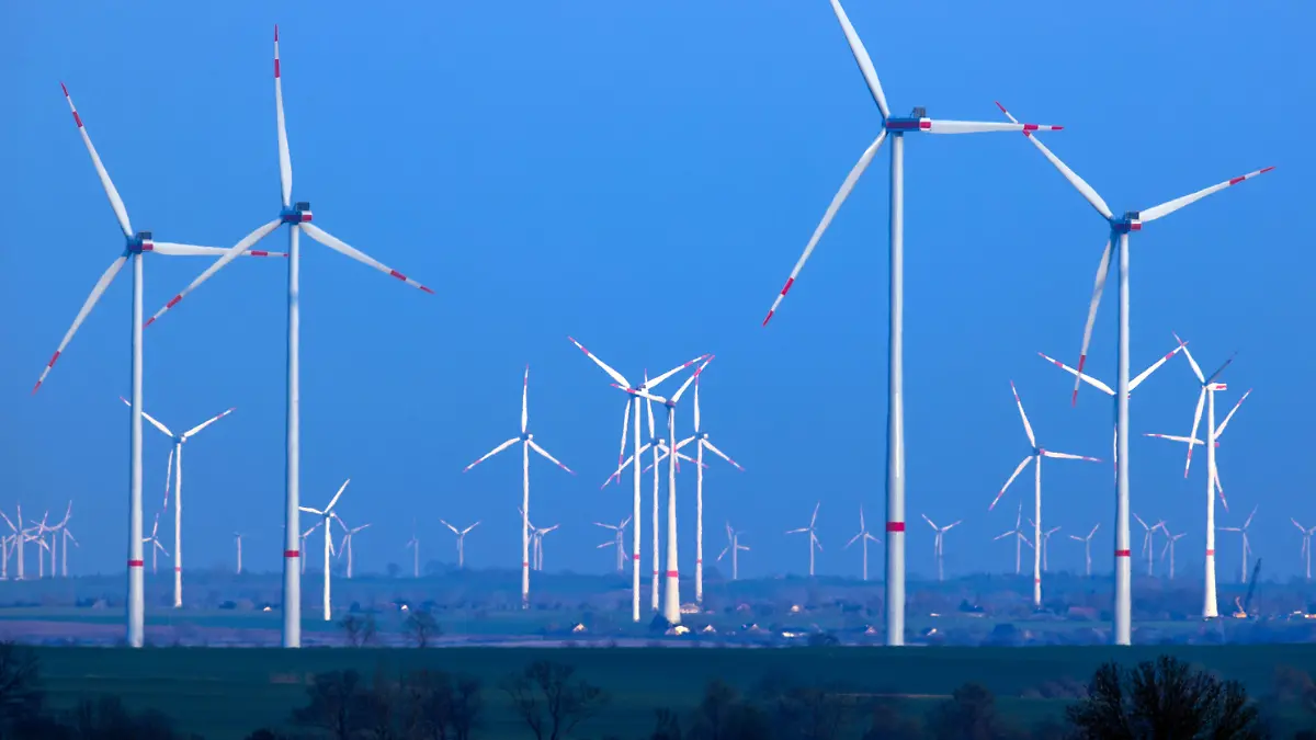 ARCHIV - 28.04.2021, Mecklenburg-Vorpommern, Pasewalk: Windräder drehen sich nach Sonnenuntergang in einem Windpark. (Zu dpa: «Energieverband: Für Klimaschutz pro Jahr 1500 neue Windräder nötig» vom 07.07.2021) Foto: Jens Büttner/dpa-Zentralbild/dpa +++ dpa-Bildfunk +++