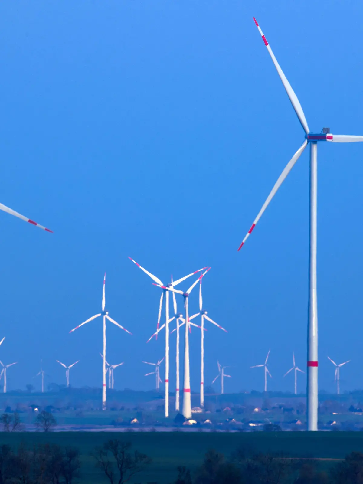 ARCHIV - 28.04.2021, Mecklenburg-Vorpommern, Pasewalk: Windräder drehen sich nach Sonnenuntergang in einem Windpark. (Zu dpa: «Energieverband: Für Klimaschutz pro Jahr 1500 neue Windräder nötig» vom 07.07.2021) Foto: Jens Büttner/dpa-Zentralbild/dpa +++ dpa-Bildfunk +++