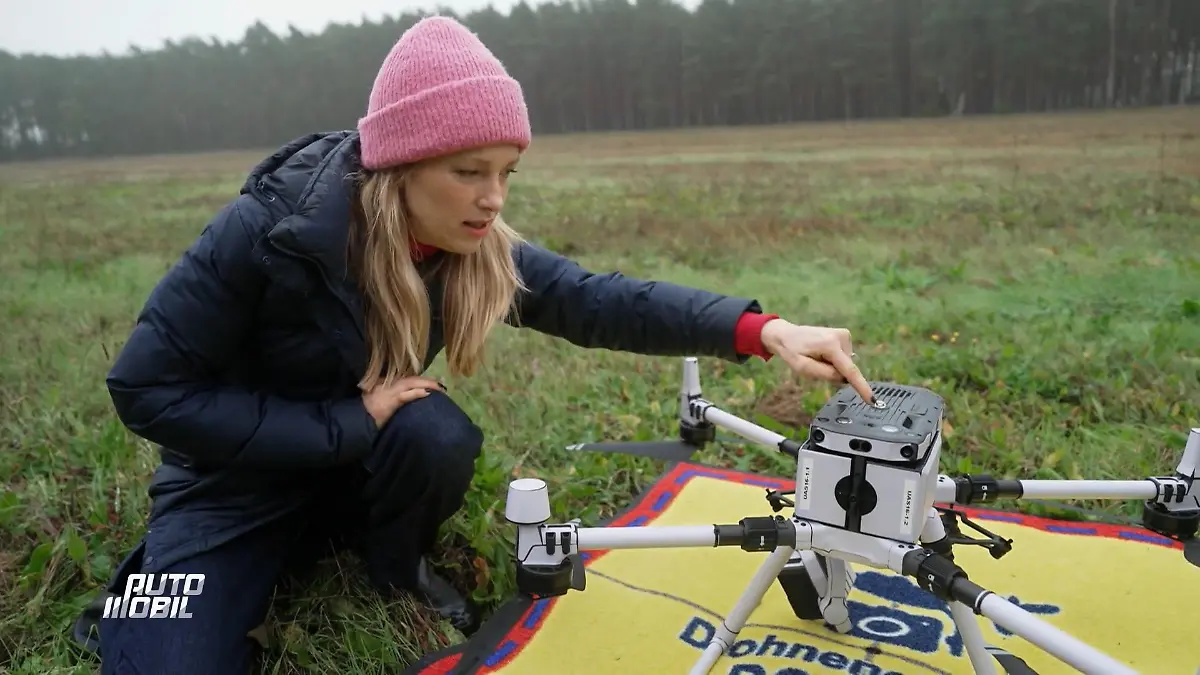 Anni Dunkelmann beim Drohnen-Check Einsatz auf der A12