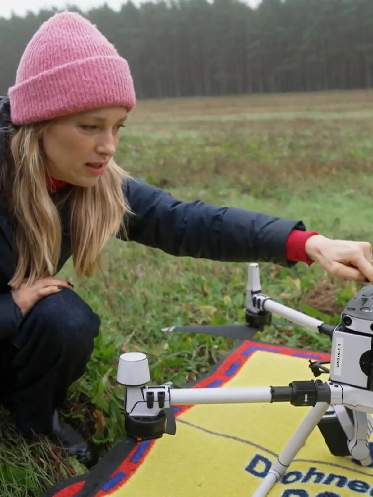 Bild zu: "Anni Dunkelmann beim Drohnen-Check"