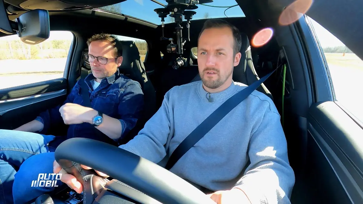 Alex und Lance testen E-Auto-Assistenten Kampf der Technik