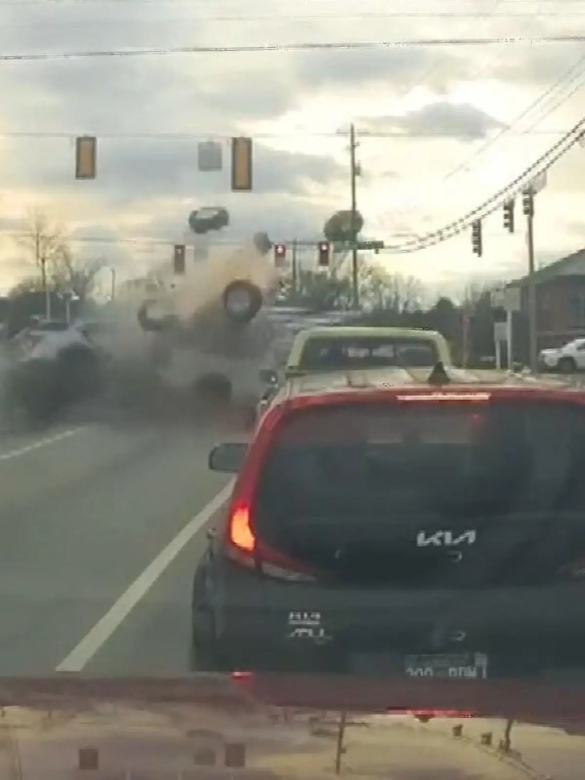 Bild zu: "Chaos und fliegende Autos! Frau verursacht Massencrash an der Ampel"