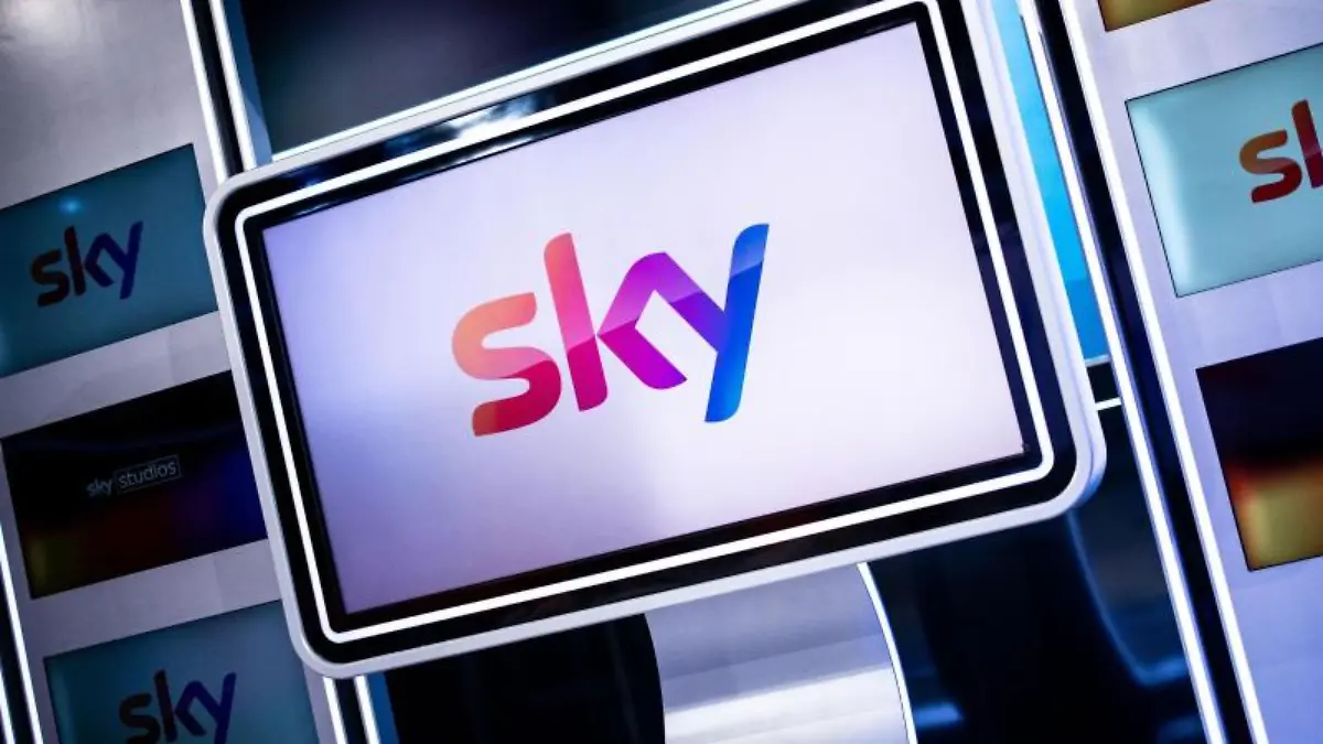 Das Logo des Fernsehsenders Sky ist in einem Fernsehstudio auf einem Monitor zu sehen. 