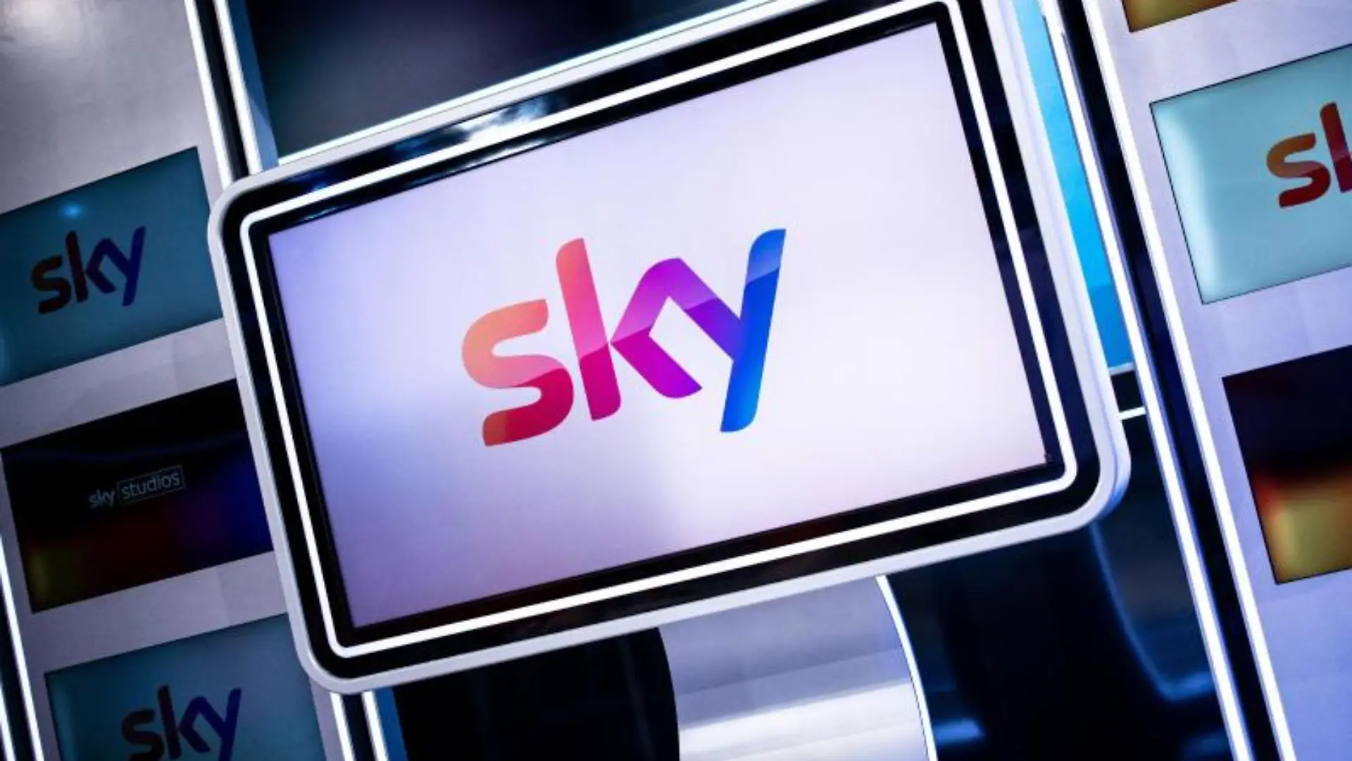 Das Logo des Fernsehsenders Sky ist in einem Fernsehstudio auf einem Monitor zu sehen. 