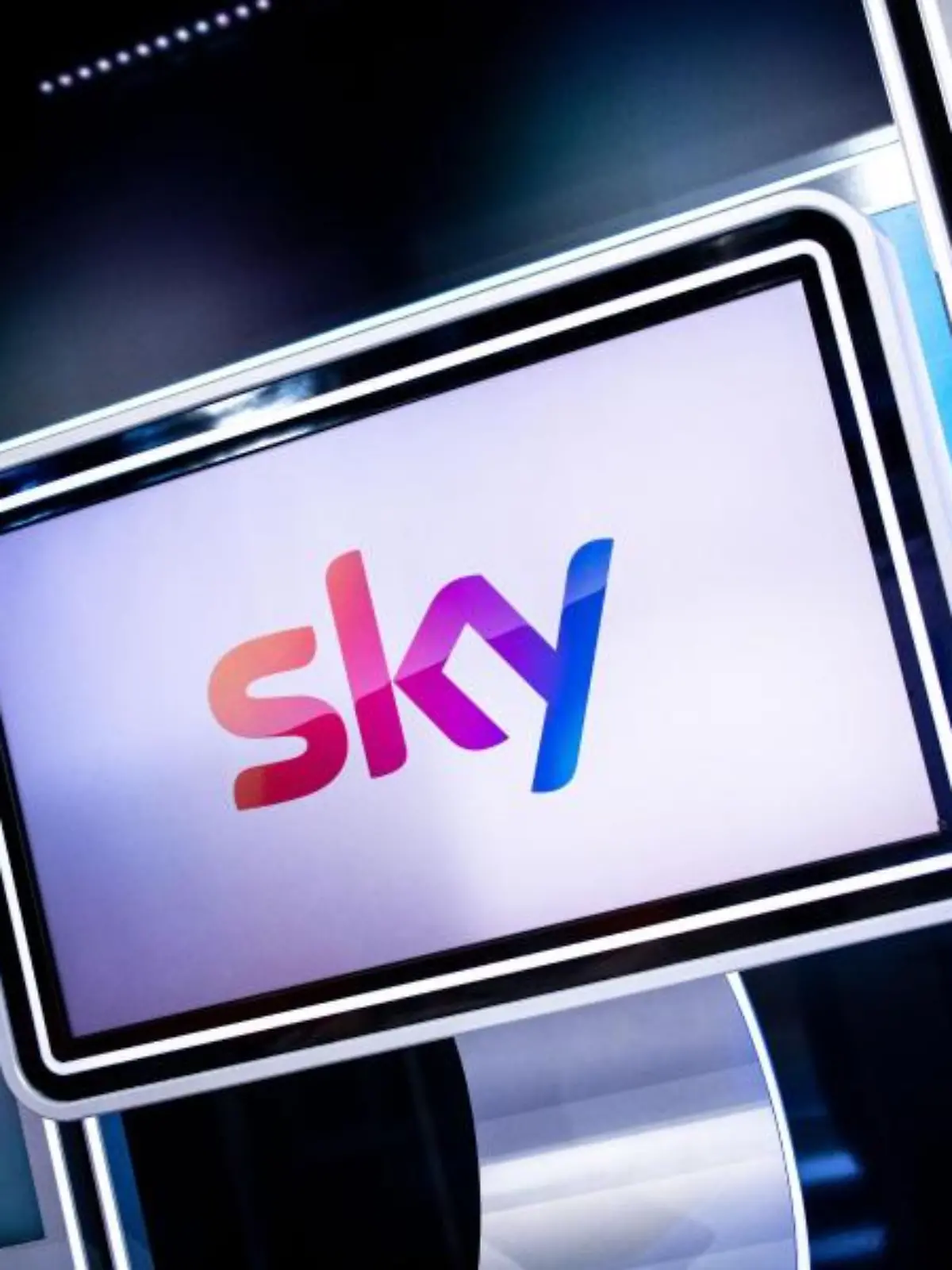 Das Logo des Fernsehsenders Sky ist in einem Fernsehstudio auf einem Monitor zu sehen. 