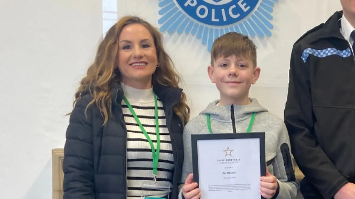 Einen Monat nach dem Vorfall wurde Zac jetzt von der Polizei für seine Heldentat geehrt. 