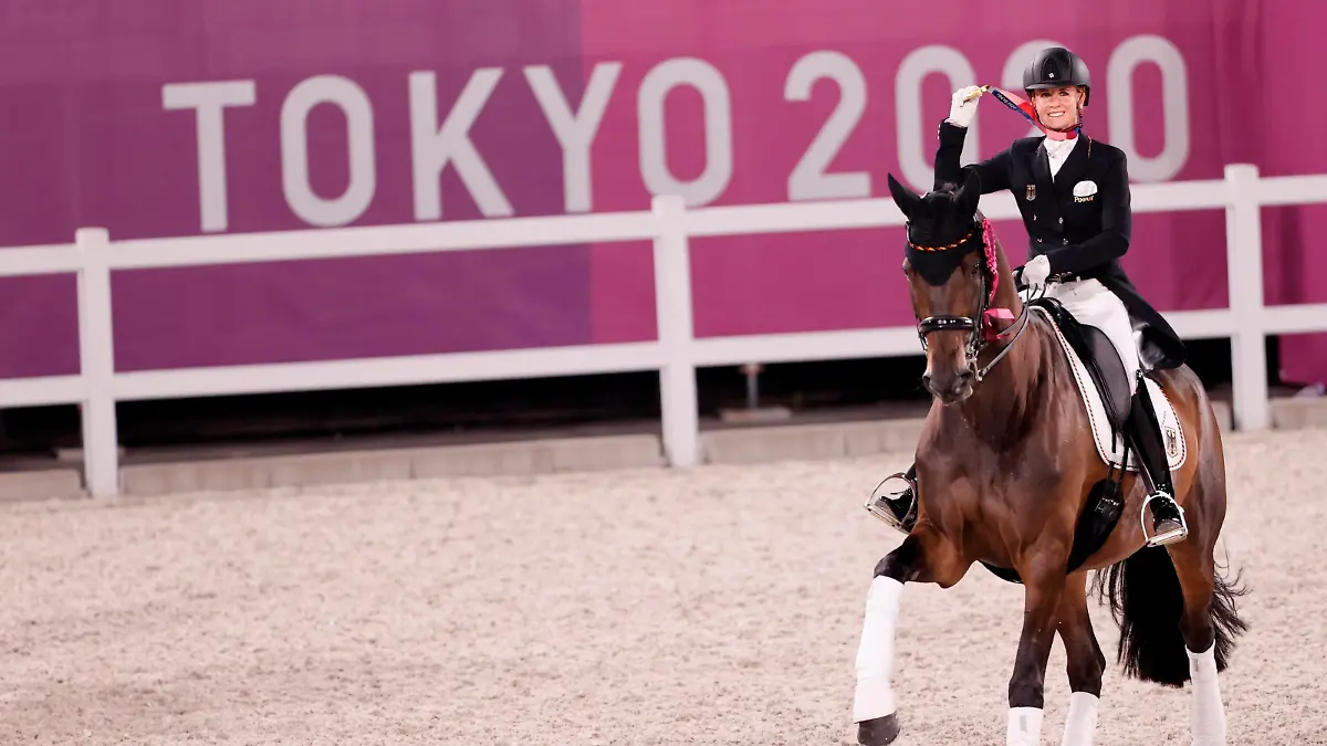 German Jessica van Bredow-Werndl celebrates after she won the gold medal in Dressage Individual Grand Prix Freestyle event during Tokyo 2020 Olympic Games, Olympische Spiele, Olympia, OS at Equestrian Park in Tokyo Japan, 28 July 2021. 2020 Olympic Games - Equestrian ACHTUNG: NUR REDAKTIONELLE NUTZUNG PUBLICATIONxINxGERxSUIxAUTxONLY Copyright: xKaixFoersterlingx EVE3641 20210728-40dd0cb417f81a5629c5ce0ab5e2be74061841c3