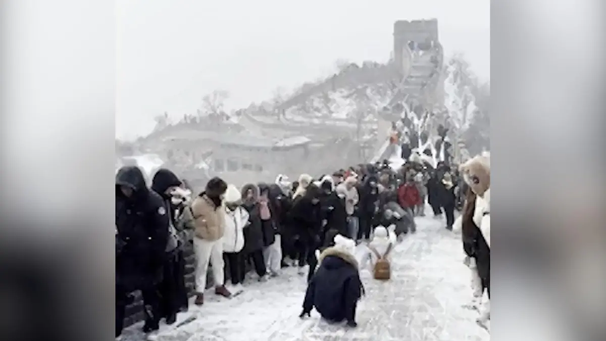 Chinesische Mauer wird zur Rutschpartie! Glätte verwandelt Wahrzeichen in eisige Gefahr Ausflugsziel bringt Touristen in Straucheln 