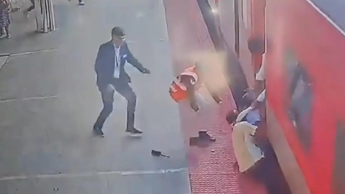 Indien-Vater-will-mit-Kind-noch-auf-fahrenden-Zug-aufspringen-pl-tzlich-besteht-Lebensgefahr