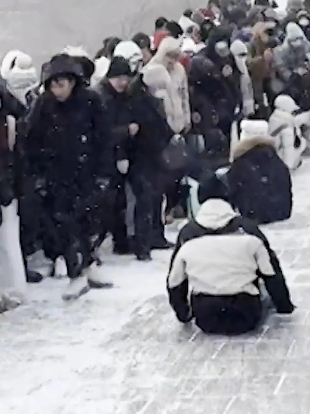 Bild zu: "Chinesische Mauer wird zur Rutschpartie! Glätte verwandelt Wahrzeichen in eisige Gefahr"