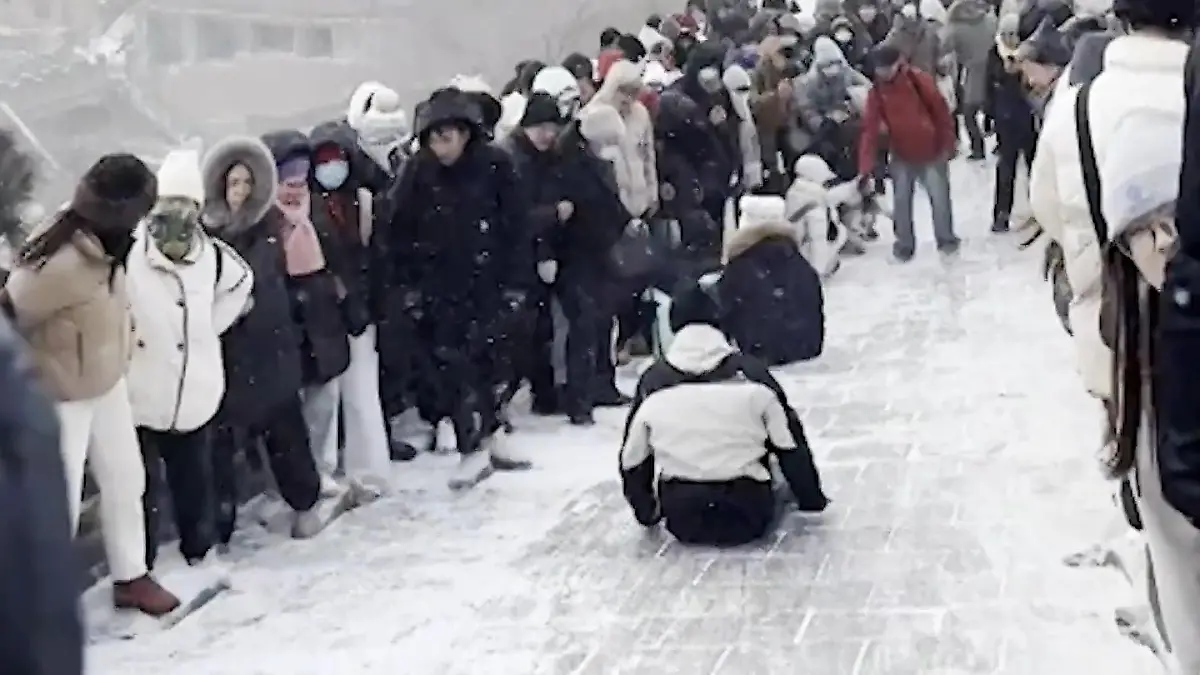 Chinesische Mauer wird zur Rutschpartie! Glätte verwandelt Wahrzeichen in eisige Gefahr Ausflugsziel bringt Touristen in Straucheln 