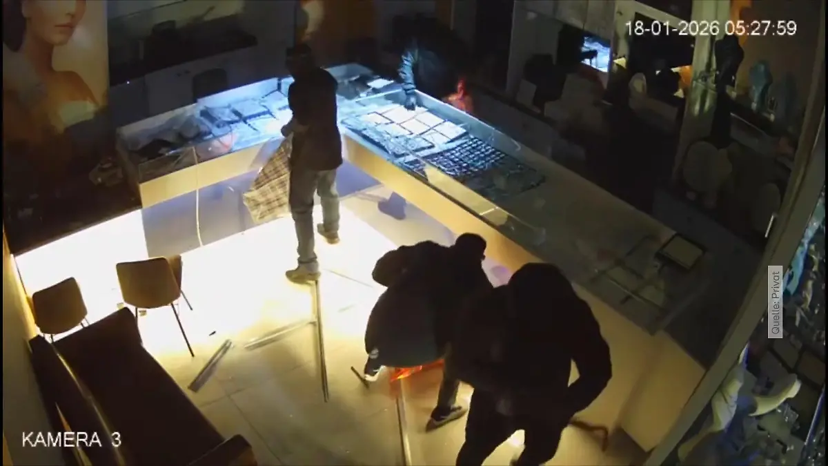 Einbrecher fahren mit Auto in Juweliergeschäft Diebstahl in Duisburg