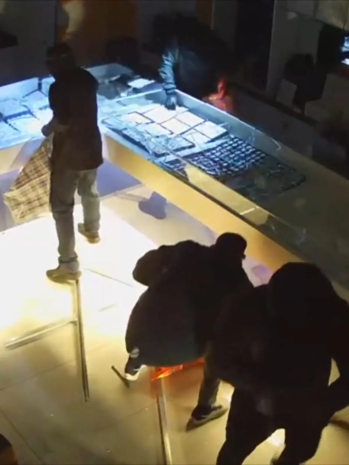 Bild zu: "Einbrecher fahren mit Auto in Juweliergeschäft"