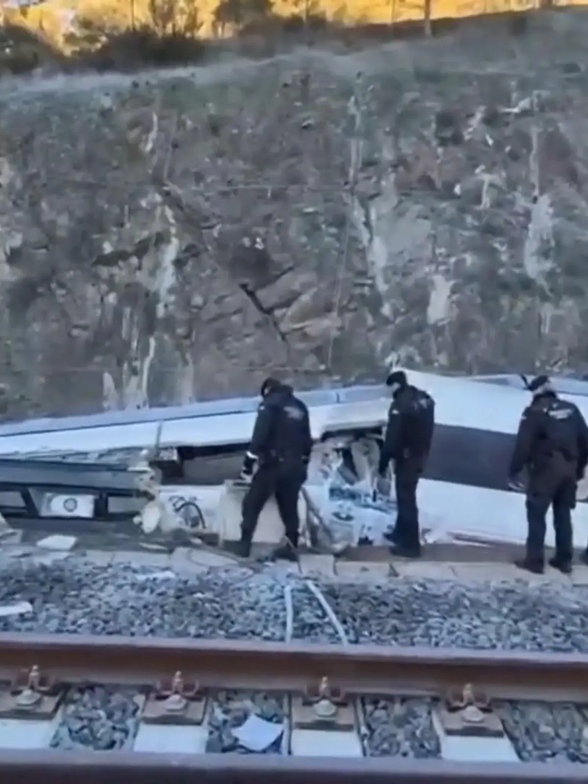 Bild zu: "Ermittler können sich Zugunglück in Spanien nicht erklären"