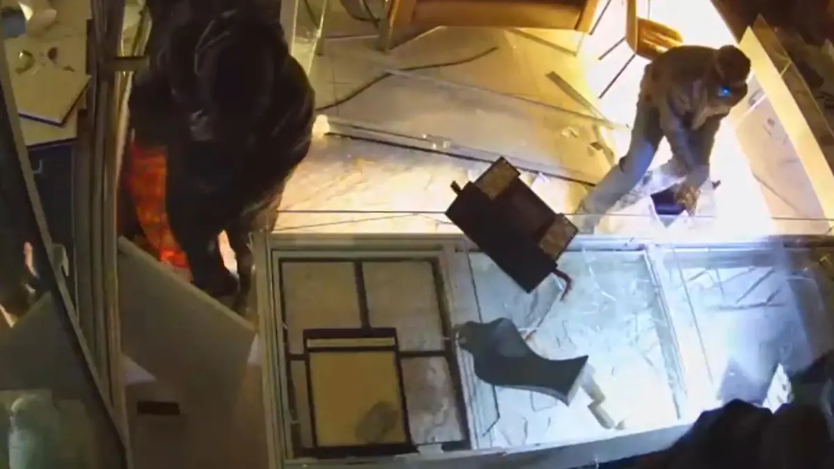 Kleinwagen als Rammbock! Einbrecher rauben Juwelier in Duisburg aus Täter auf der Flucht