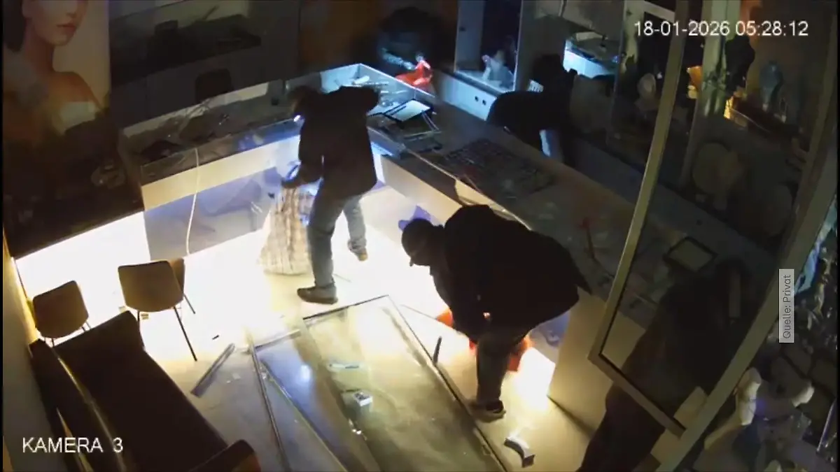 Einbrecher fahren mit Auto in Juweliergeschäft Diebstahl in Duisburg