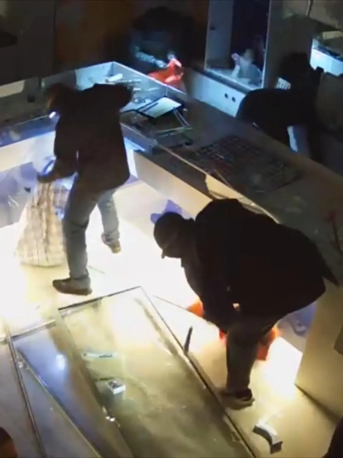 Bild zu: "Einbrecher fahren mit Auto in Juweliergeschäft"