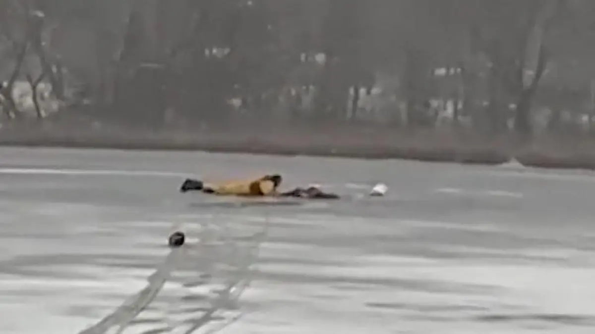 Mann kämpft im Eiswasser ums Leben! Retter machtlos – dann rückt die Spezialeinheit an Lebensgefahr auf dem See