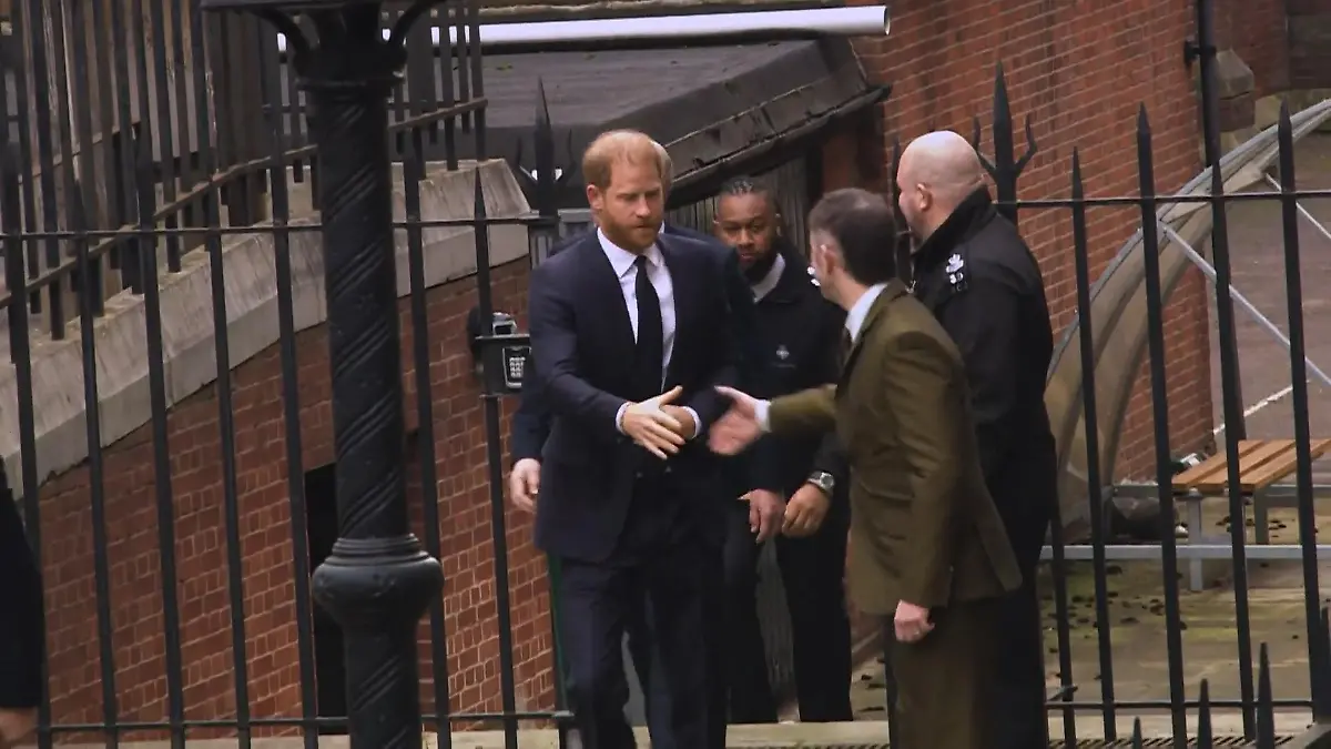 Prinz Harry verklagt Zeitung auf Millionenentschädigung Daily Mail bestreitet